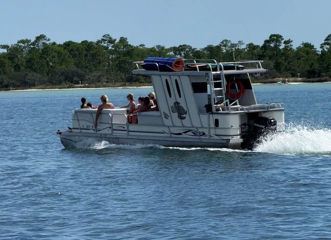 30 ft tritoon with bathroom on board 1